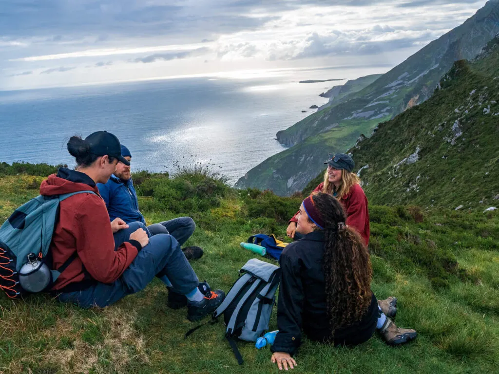 Des randonneurs face à Slieve League -  Big Style Media -