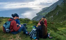 Des randonneurs face à Slieve League -  Big Style Media -