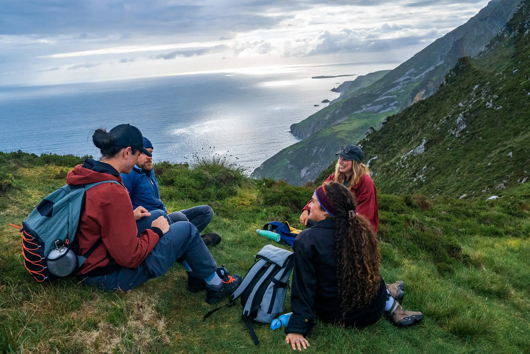 Des randonneurs face à Slieve League -  Big Style Media -