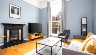 2Bed Flat With Private Balcony and Fireplace