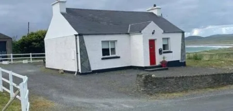 Ballyliffin Quaint Irish Cottage overlooking Malin Coast