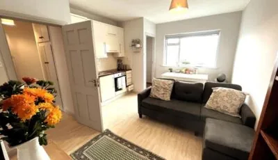 Centrally Located Two Bed Apartment - Sleeps Four