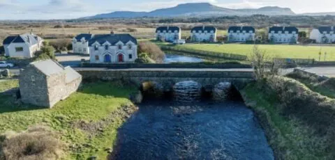 Fishermans Cottage Stunning Two Bedroom with Views close to town