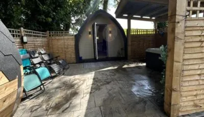 Paddock Pod – Sleeps 4 & Roofed Over Private Hot Tub & NEW SAUNA