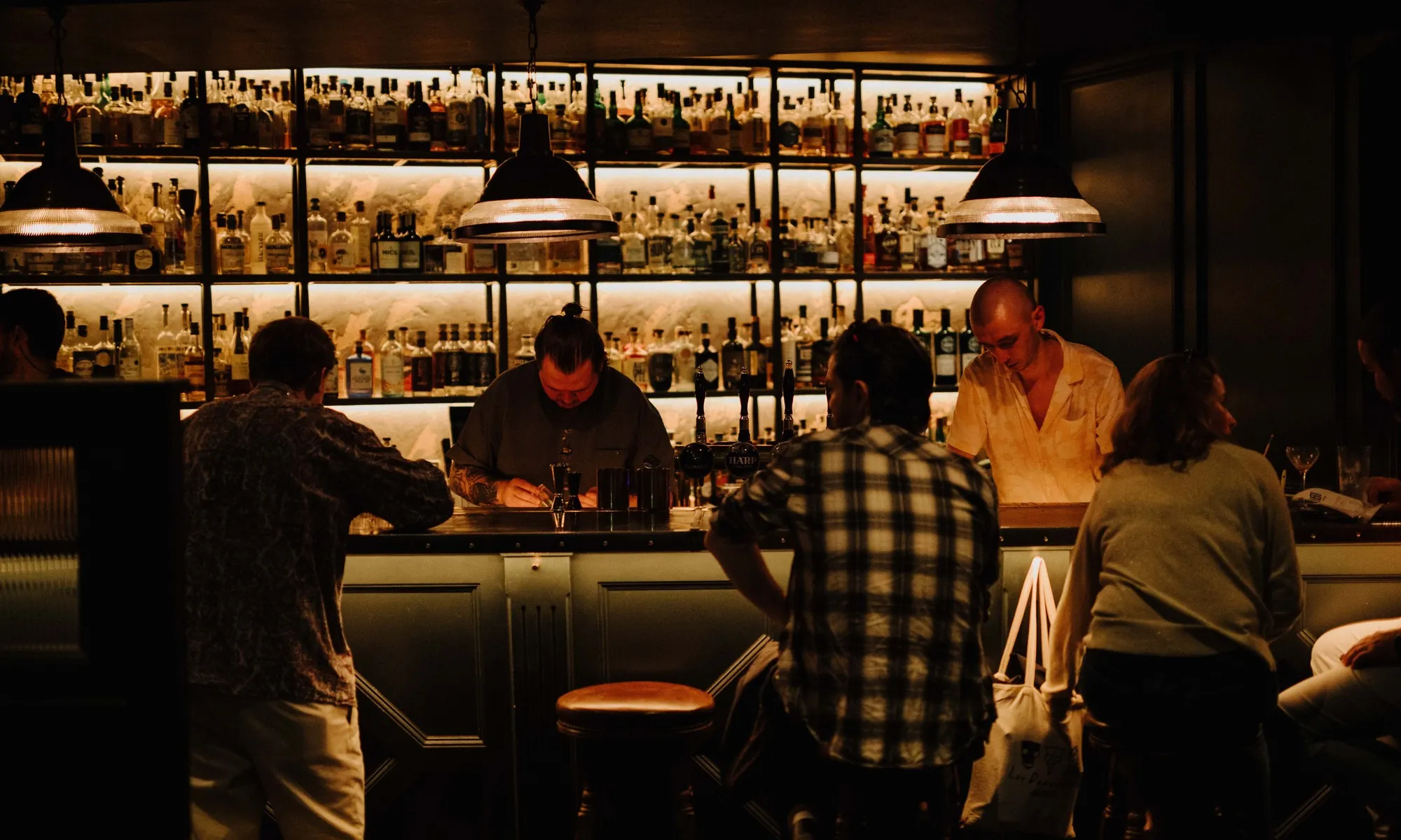Le comptoir du Bar 1661 à Dublin, avec ses bouteilles et ses clients