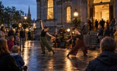 Danse et concert devant un bâtiment historique pendant Culture Night en Irlande -Go-to-Ireland.com