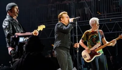 The Edge, Bono et Adam Clayton sur scène pendant un concert de U2 à Bonnaroo en 2017