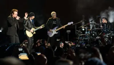 Les quatre membres de U2 sur scène à Seattle pendant le Joshua Tree Tour en 2017